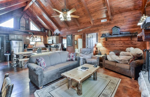 Branson Cedars Cabina | Bañera de hidromasaje, Se aceptan mascotas, Retiro cómodo, Escapada romántica