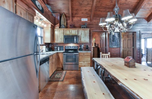 Branson Cedars Cabina | Bañera de hidromasaje, Se aceptan mascotas, Retiro cómodo, Escapada romántica