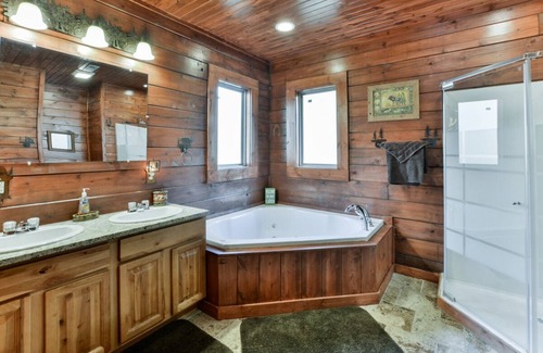 Branson Cedars Cabina | Bañera de hidromasaje, Se aceptan mascotas, Retiro cómodo, Escapada romántica