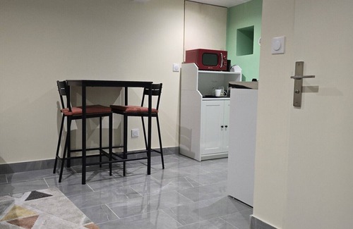Bondy Apartamento | Paisible Studio. Proche de Tout Commerces, Services et Transports