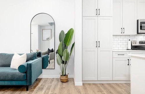 Southwest Edmonton Casa | Paisley. Sleeps 6. Dog Friendly. A/C