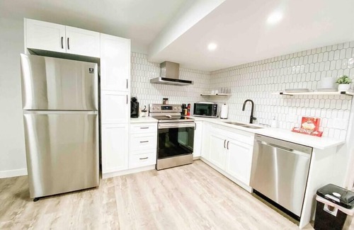 Southwest Edmonton Apartamento | Paisley Suite. Dog Friendly.