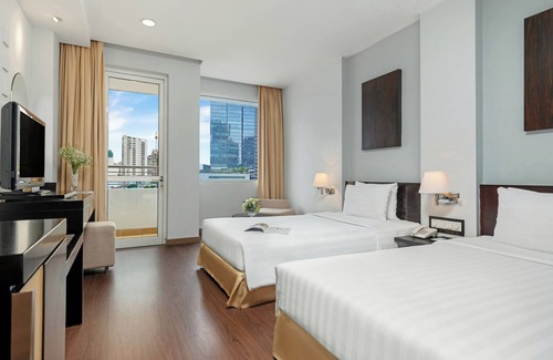 Nguyen Hue Walking Street Hotel | Palace Hotel Saigon