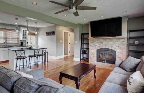Seymour Casa | Palace of Porterfield awaits you in Seymour, central to Knoxville/Pigeon Forge!