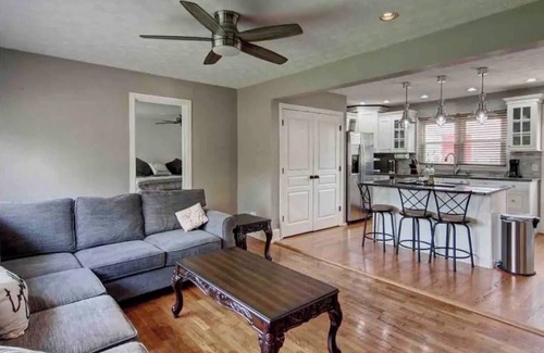 Seymour Casa | Palace of Porterfield awaits you in Seymour, central to Knoxville/Pigeon Forge!