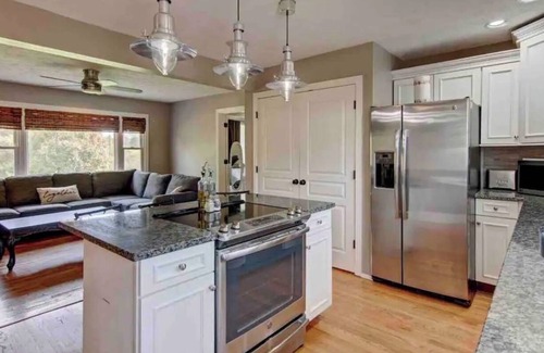 Seymour Casa | Palace of Porterfield awaits you in Seymour, central to Knoxville/Pigeon Forge!