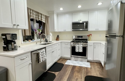 Seattle Hill-Silver Firs Casa | PALACE VILLA: Palace Villa: Central AC & modern, private yard