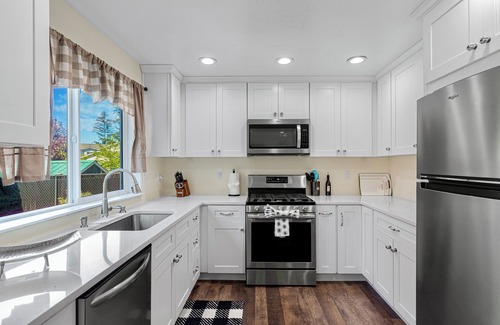 Seattle Hill-Silver Firs Casa | PALACE VILLA: Palace Villa: Central AC & modern, private yard