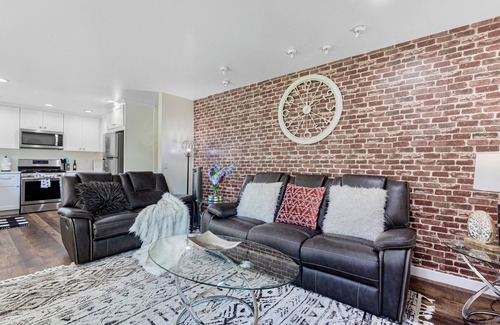 Seattle Hill-Silver Firs Casa | PALACE VILLA: Palace Villa: Central AC & modern, private yard