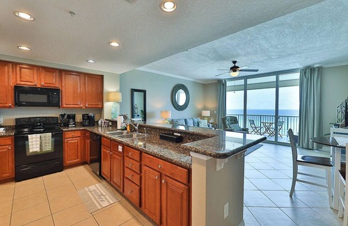 Summer Breeze Condominio | Palazzo 204 Condo, The Amazing Water and Relaxing Sunshine!