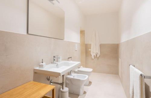 Ferrara Historic Centre Apartamento | PALAZZO SABBIONI APPARTAMENTO LUSSO due CAMERE SOGGIORNO CUCINA