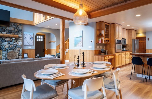 Olympic Valley Cabina | Palisades Getaway A/C Hot Tub Nature Views EV Chrg
