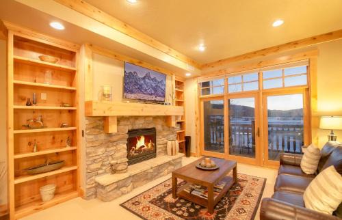 Victor Casa | Palisades Lodge Suite 207