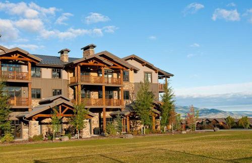 Victor Casa | Palisades Lodge Suite 207