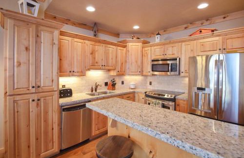 Victor Casa | Palisades Lodge Suite 207