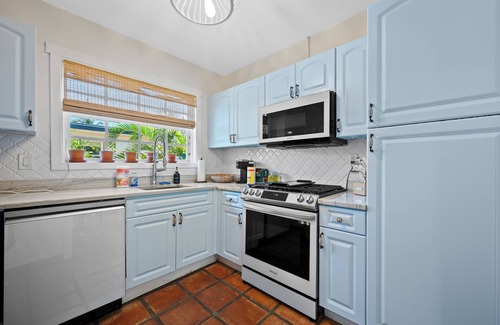 Flamingo Parks Casa | "Palm Beach Paradise: Cozy 1BR + Pool, Minutes to Everything"