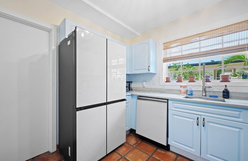 Flamingo Parks Casa | "Palm Beach Paradise: Cozy 1BR + Pool, Minutes to Everything"