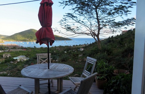 Lower Carolina Cabaña | Palm Cottage: asequible, excelente vista, ¡ganga de Coral Bay!
