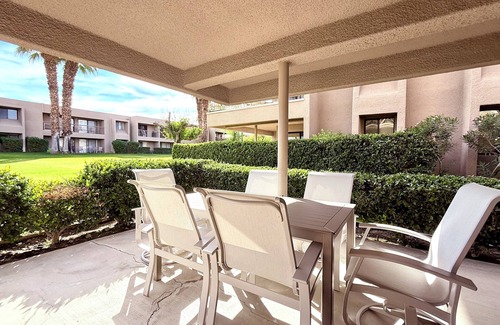 Palm Desert Condominio | Palm Desert 2BR Condo at Shadow Mountain! Pools, Golf, Walk to El Paseo