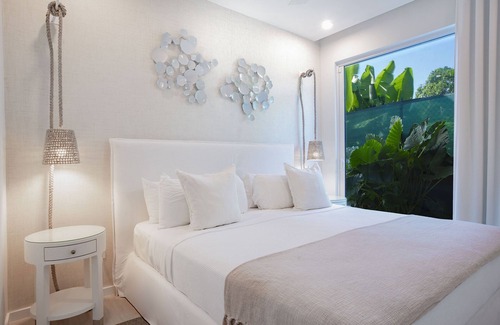 Mount Standfast Hotel | Palm Grove Villas & Hotel