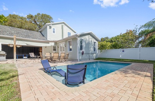 Palm Harbor Casa | Palm Harbor Retreat! Heated Pool, Game Room, Bikes, Kayaks & Near Beaches – Perfect Family Getaways!
