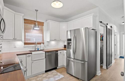 Arlington Park Casa | Palm Haven Heated pool and patio near downtown