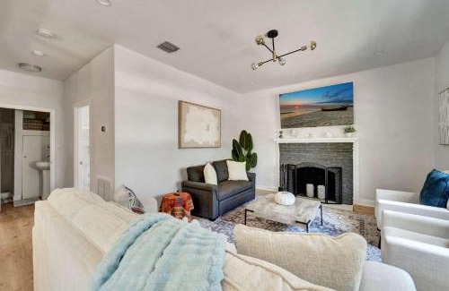 Arlington Park Casa | Palm Haven Heated pool and patio near downtown