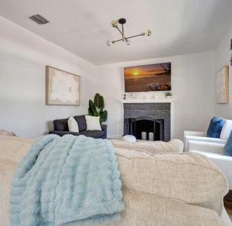 Arlington Park Casa | Palm Haven Heated pool and patio near downtown