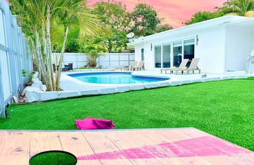 Central Fort Lauderdale Casa | Palm House near Beach, Game Room, Pool & King Beds