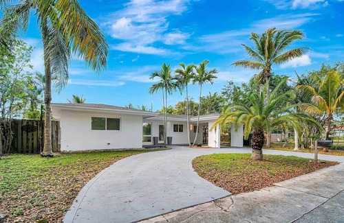 Central Fort Lauderdale Casa | Palm House near Beach, Game Room, Pool & King Beds