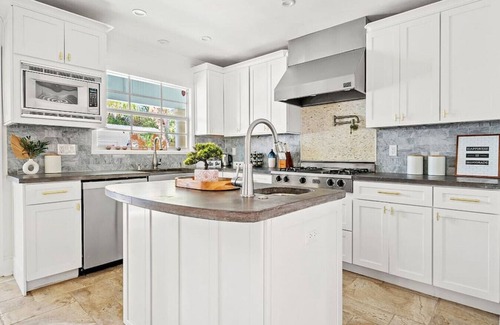 Old Northwood Historic District Casa | Palm House - Pool, Hot Tub, Mins to DT + Beach
