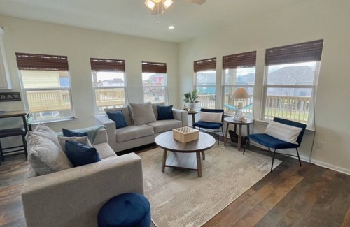 Port Bolivar Casa | Palm Paradise 3 Bedroom Home by Redawning