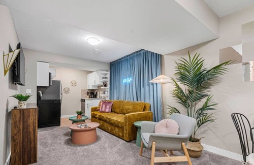 Southeast Edmonton Condominio | Palm Royale Suite | Near Airport | WiFi | King Bed