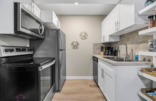 Southeast Edmonton Condominio | Palm Royale Suite | Near Airport | WiFi | King Bed