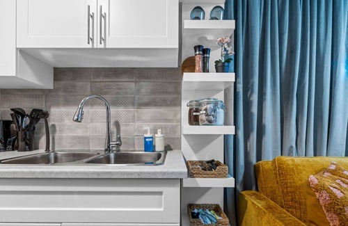 Southeast Edmonton Condominio | Palm Royale Suite | Near Airport | WiFi | King Bed