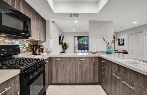 Racquet Club Estates Condominio | Palm Springs 2-bedroom, 2 Bath Ground Floor condo. Garage. Pool, Hot Tub, Tennis