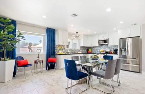 Racquet Club South Casa | Palm Springs Deluxe Rentals + Putting Green
