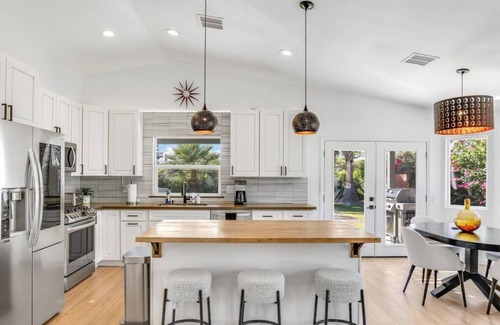 Racquet Club South Casa | Majestic Mountain View Home w/Hot Tub, Pool & Bar