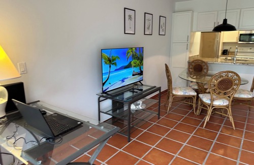Williams Town Condominio | Palm Tree Cove - Stunning Partial Ocean Views; Beachfront Location!