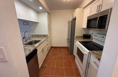 Williams Town Condominio | Palm Tree Cove - Stunning Partial Ocean Views; Beachfront Location!