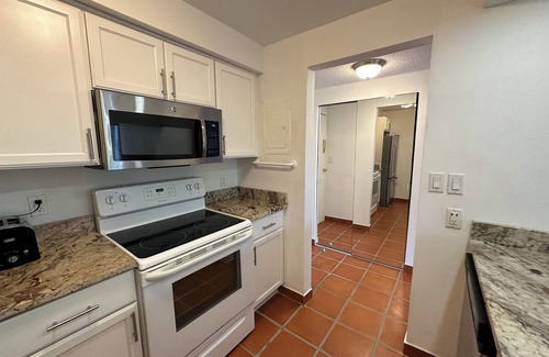 Williams Town Condominio | Palm Tree Cove - Stunning Partial Ocean Views; Beachfront Location!