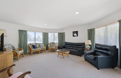 Papamoa Beach Cabaña | Palm Tree Haven - Papamoa Holiday Home