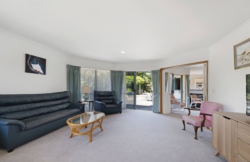 Papamoa Beach Cabaña | Palm Tree Haven - Papamoa Holiday Home
