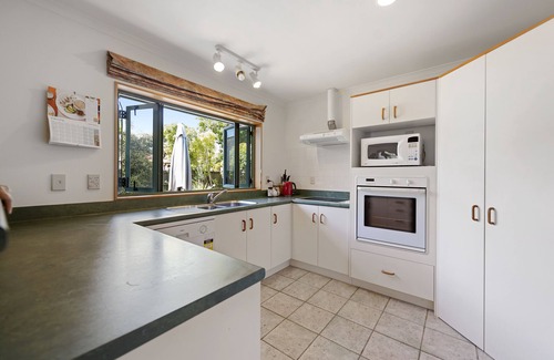 Papamoa Beach Cabaña | Palm Tree Haven - Papamoa Holiday Home