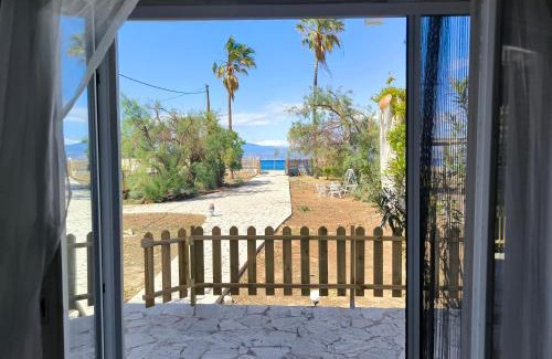 Phocis Region Casa | Palm tree house by the beach