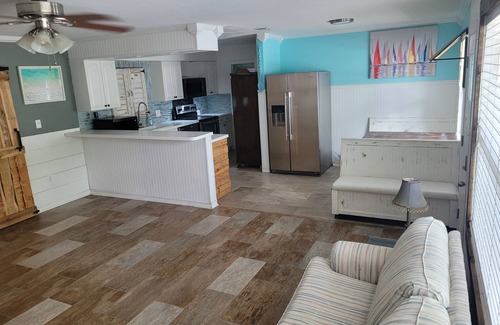 Terra Ceia Casa | Palm tree paradise home between St Petersburg and Sarasota. Near gulf beaches!