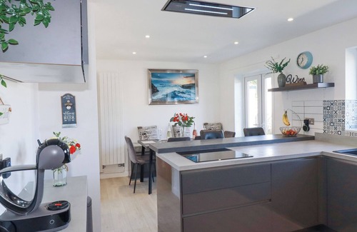 Holywell Casa | PALM VIEW, pet friendly, character holiday cottage in Holywell Bay