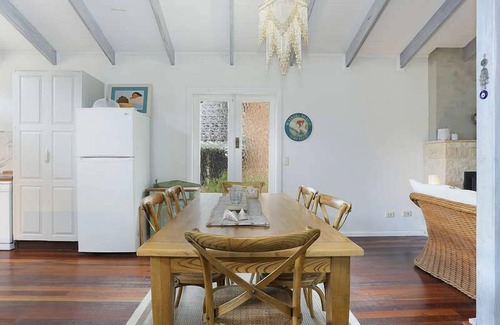 Wooloweyah Casa | Palmberry, A leafy oasis hidden away in the calm and quiet beach community