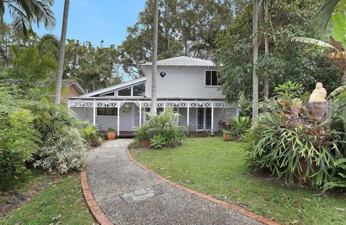 Wooloweyah Casa | Palmberry, A leafy oasis hidden away in the calm and quiet beach community