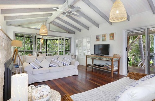 Wooloweyah Casa | Palmberry, A leafy oasis hidden away in the calm and quiet beach community